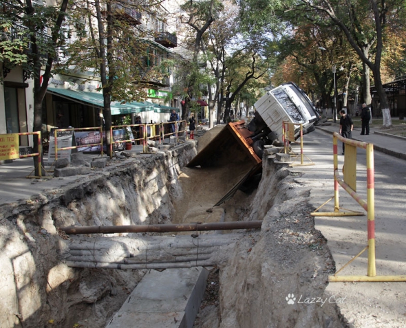 Грузовик перевернулся и провалилась в яму