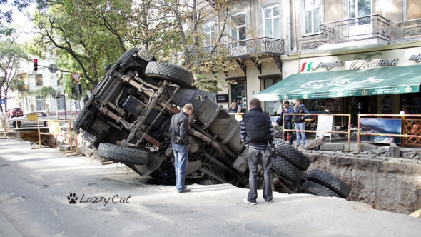 На поверхности осталась только кабина водителя