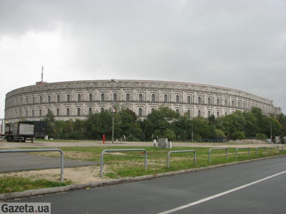 Зал зібрань (Kongresshalle) - це найбільша зі збережених монументальних споруд епохи націонал-соціалізму