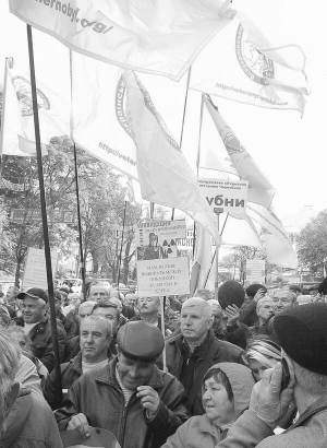 10 жовтня під стінами Кабміну мітингують чорнобильці. Вимагають збільшення пенсій