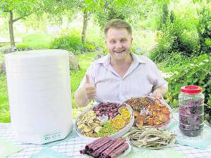Висушені фрукти й овочі Мирослав Котик складає у скляні банки, закриває капроновими кришками