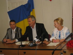 Володимир Мамалига (ліворуч) та Леся Островська знялися з виборів, щоб не відбирати голоси у Миколи Булатецького (посередині).