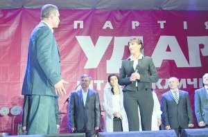 Лідер політичної партії УДАР Віталій Кличко під час робочого візиту на Вінниччину представив кандидата по мажоритарному округу №11 Людмилу Станіславенко та решту кандидатів від УДАРу як членів єдиної команди, що йде до перемоги на виборах