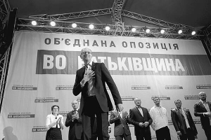 Голова Ради Об’єднаної опозиції ”Батьківщина” Арсеній Яценюк представляє у Черкасах кандидатів-мажоритарників