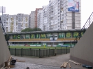 Стадион расположен в окружении многоэтажек