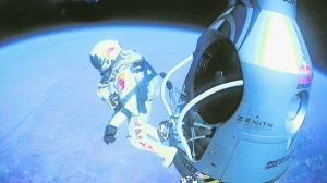 Фелікс Баумгартнер готується до стрибка. Він летів зі швидкістю 862 кілометри на годину. Після приземлення розповів, що під час польоту від холоду не відчував рук