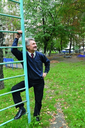 Андрій РОТОВСЬКИЙ. Народився 1955 року в російському місті Ржев у сім’ї військовослужбовців – батька-українця та матері з родини українців-переселенців на Кубань. У Києві живе з 5 років. Закінчив факультет журналістики столичного університету імені Тараса Шевченка. Працював у закритому дослідницькому інституті ЦК КПРС, згодом – доцент кафедри міжнародної журналістики Київського держуніверситету. 1992-го вперше зібрав за одним столом лідерів різних релігій та конфесій. Тоді ж створив компанію комунікаційних стратегічних проектів ”Центр общественных связей Р.А.П.И.Д”.
Експерт зі стратегічних комунікацій та стратегічного менеджменту, бізнес-тренер, президент Української ліги із зв’язків із громадськістю.
Автор книжки ”Системний PR”.
Із дружиною Оленою мають трьох дітей.
Хобі – риболовля