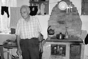 Вінничанин Аркадій Кінцель живе і готує їсти в одній кімнаті. Доки облаштовував її, ночував у кам’яному підвалі