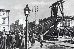 Свято Свободи у 1917 році: повалення пам'ятника Петру Столипіну на Думській площі