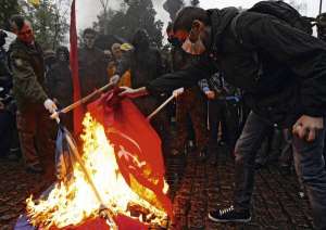 Учасники присвяченого 70-й річниці створення Української повстанської армії маршу 14 жовтня спалюють прапори Партії регіонів і комуністів біля столичної Михайлівської площі