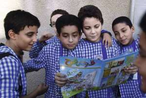 Туніські хлопчики читають свіжий номер журналу ”Веселка” із поясненнями, як зробити коктейль Молотова. Видання призначене для дітей віком 5–15 років
