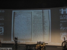 Архивные письма того времени транслируются на экранах, голос за кадром озвучивает тексты