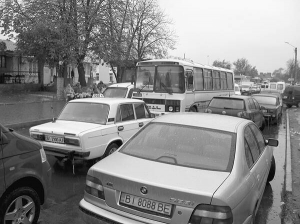 14 жовтня у неділю об 11.25 автівки стоять у заторі по вулиці Воскресінській у Миргороді. Заблокували рух рейсового автобуса Миргород—Гадяч