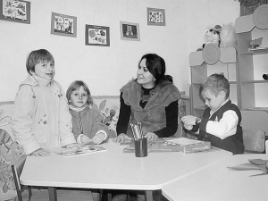 Лідер виборчих перегонів по округу №16 Оксана Калетник спілкується з маленькими гостями у дитячій кімнаті Бушанського центру дозвілля для дорослих і дітей