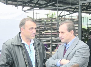 Один із лідерів Об’єднаної опозиції Микола Томенко (праворуч) із кандидатом
у 197-му окрузі Леонідом Даценком на Черкащині