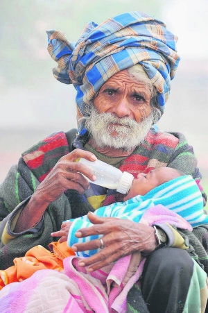 Індійський довгожитель Рамджит Рагав тримає новонародженого молодшого сина Ранджіта. Пізнє батьківство вважає Божою волею, але більше дітей не хоче