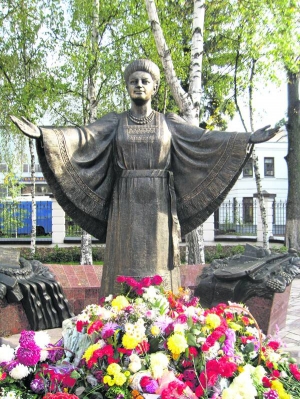 Гроші на пам’ятник народній співачці України Раїсі Кириченко, що встановили у Полтаві, збирали п’ять років