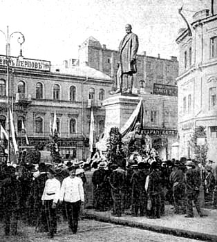 Пам'ятник П. А. Столипіну перед будівлею Міської Думи. Київ, Фото 1913 р.