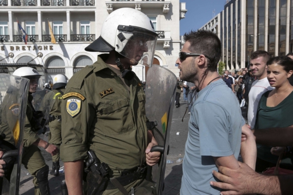 В Афинах местные жители вступили в схватку со стражами порядка