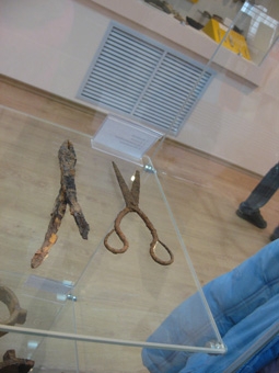 Середньовічні щипці та ножиці