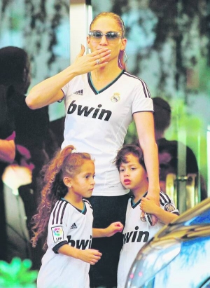 Співачка Дженніфер Лопес із дочкою Еммі та сином Максом прийшли на матч ”Реалу” в Мадриді у формі футбольного клубу