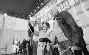 Голова Ради Об’єднаної опозиції Арсеній Яценюк (зліва направо) зі своєю мамою Марією Григорівною та батьком Петром Івановичем під час мітингу в Чернівцях. 21 жовтня