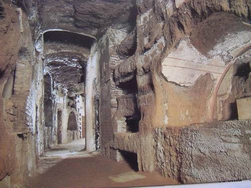 Римскими катакомбами называются подземные кладбища, в которых христиане 2-4 веков, полагали своих усопших и мучеников, а также иногда совершали богослужения