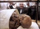 Мумию Хатшепсут удалось идентифицировать среди сотен других лишь благодаря ДНК-анализу. Каирский музей, 26 июня 2007 года 