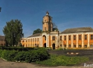 Один из первых в Украине квадратных бастионных замков родовой замок князей Радзивиллов был построен Николаем Радзивиллом &quot;Черным&quot; в 1558 г.