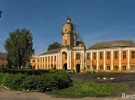 Один з перших в Україні квадратних бастіонних замків родовий замок князів Радзивилів був побудований Миколою Радзивилом "Чорним" в 1558 р.