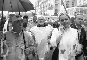 Віталій Полях (у центрі) під час акції на захист Юлії Тимошенко