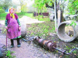  Лідія Цегельнюк із села Розкопане Погребищенського району на Вінниччині показує бетонні кільця і корбу. Загиблий копав криницю в її дворі