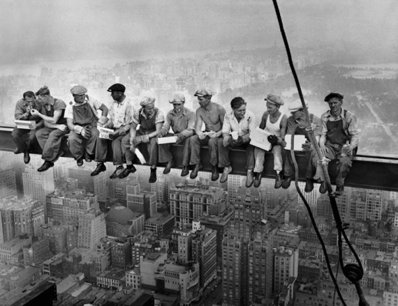 Нью-йоркські будівельники обідають на поперечній балці Рокфеллер-центру, 1932 рік