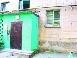 Вікна квартири 36 на вулиці Леваневського, 65 у Білій Церкві на Київщині закриті жалюзі. 1 вересня цього року Зоя Коробка продала помешкання молодій сім’ї. Нові власники досі не заселилися