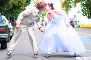 Молодята 
з Кременчука Полтавської області 
в день весілля каталися на роликах