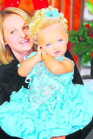 Американка Меган Браун із трирічною донькою Айрою. Дівчинка рекламує дитячий одяг і косметику
