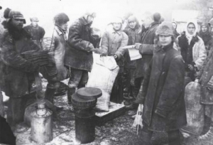 Видача продуктів колгоспникам на трудодні, с.Удачне Донецької області, 1933 рік
