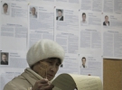 Украинцы получили бюллетени для голосования на парламентских выборах. "Правящая партия Президента Виктора Януковича скорее всего победит в воскресенье, но неизбежно столкнется с сопротивлением оппозиции, которая пообещала бороться с нарастающими авторитаризмом и коррупцией", - пишет агентство Reuters