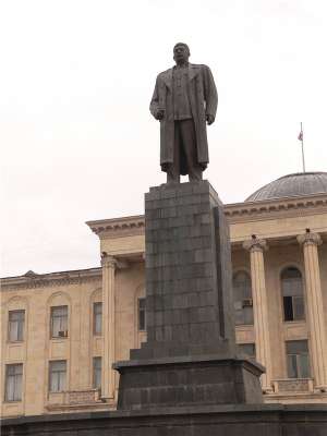 Пам'ятник Сталіну був встановлений навпроти мерії Горі в 1952 році