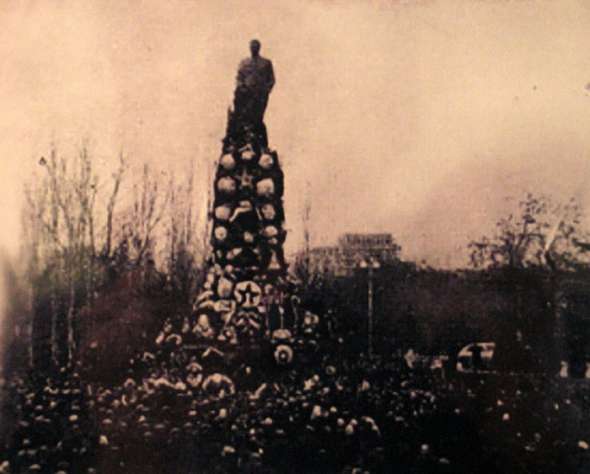 У памятника И. Сталина в Тбилиси. Март 1956 г.
