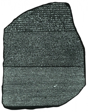 Розеттский камень, обнаруженный на территории Египта и хранящийся в Британском музее. Тексты выполнены на древнеегипетском и древнегреческом языках