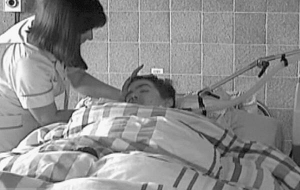 Медсестра підкладає подушку під голову Костянтина Шаламаги у Львівській дитячій лікарні. До хлопця в реанімацію пускають лише рідних. Пацієнт на штучній вентиляції легень, харчується через зонд