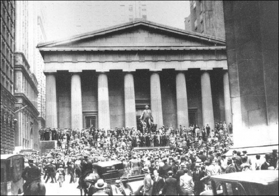 Толпы перед Нью-Йоркской фондовой биржей на Уолл-стрит в ”черный четверг” — 24 октября 1929 года. Менее чем через неделю, 29 октября, наступит биржевый крах — ”черный вторник”