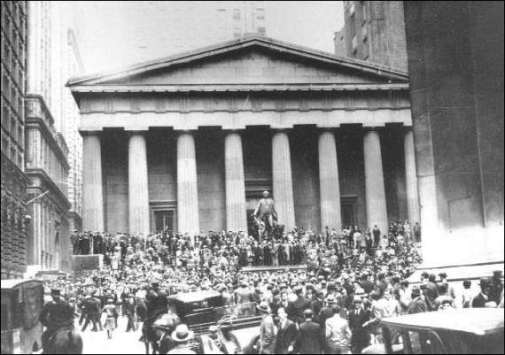 Толпы перед Нью-Йоркской фондовой биржей на Уолл-стрит в ”черный четверг” — 24 октября 1929 года. Менее чем через неделю, 29 октября, наступит биржевый крах — ”черный вторник”