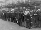 У 1932 році приблизно кожен четвертий працездатний американець був безробітним, а й тим, кому вдалося зберегти роботу, жилося не набагато легше - під час кризи заробітна плата впала в середньому вдвічі. Відсутність в країні системи соціального страхування робило становище безробітних ще важчим