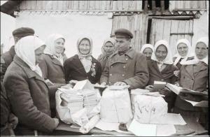 "Батьку Сталін, дай нам мила, бо вже воші мають крила", — горько шутили в Украине в послевоенные годы. Но не хватало не только мыла, но и хлеба: в 1947-м по Украине прокатился третий в 20 веке голод — после 1921-го и 1933-го. Звено Героя соцтруда Анны Кош