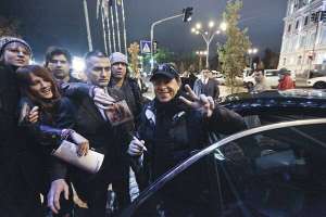 Фанати тягнуться по автографи вокаліста гурту Scorpions Клауса Майне, коли той виходить з авто біля столичного готелю InterContinental у неділю 28 жовтня напередодні концерту