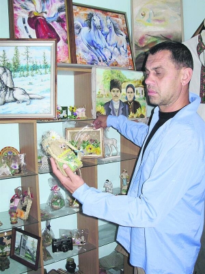 Художник із Кам’янки Ігор Смовж показує в своїй художній майстерні ляльку-мотанку. Їх беруть по кілька штук зразу