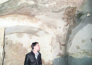 Через руйнування покрівлі тераси фондосховища в Олеську у приміщенні на стінах завівся грибок