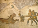 Мозаика в большом дворце Константинополя изображает двух гладиаторов, которые сражаются с тигром